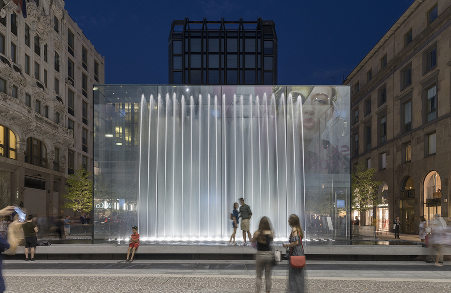 Apple Piazza Liberty A Fusion of Architecture and Urban Life